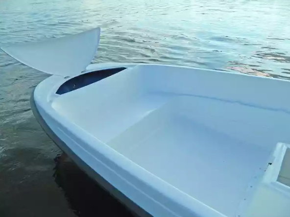 Стеклопластиковая лодка Пингвин с консолью (тримаран) в Тольятти