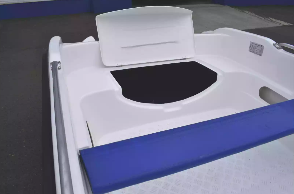 Стеклопластиковая лодка Пингвин New (тримаран) в Тольятти