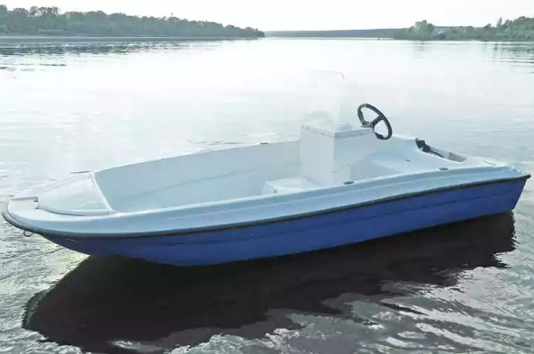 Стеклопластиковая лодка Пингвин с консолью (тримаран) в Тольятти