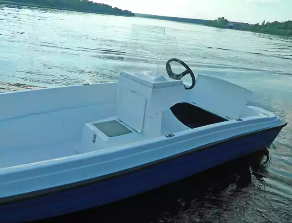 Стеклопластиковая лодка Пингвин с консолью (тримаран) в Тольятти