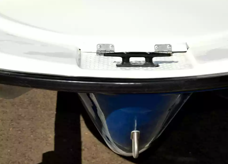 Стеклопластиковая лодка Пингвин с консолью (тримаран) в Тольятти