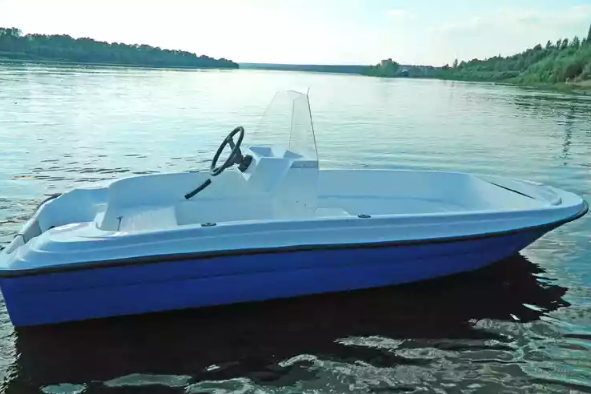 Стеклопластиковая лодка Пингвин с консолью (тримаран) в Тольятти