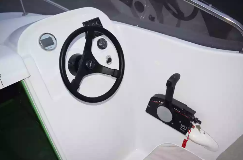 Стеклопластиковый катер Neman-530 с каютой в Тольятти