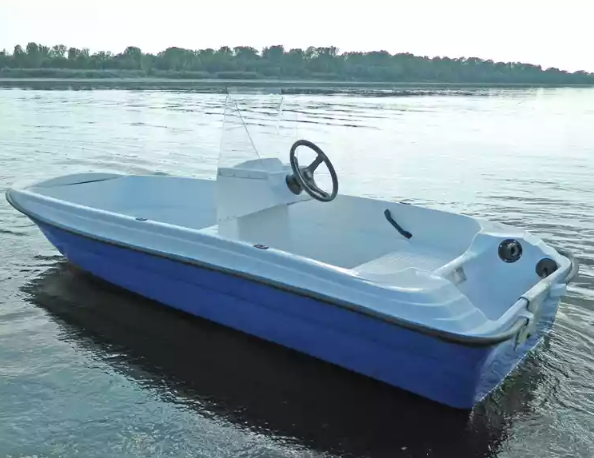 Стеклопластиковая лодка Пингвин с консолью (тримаран) в Тольятти