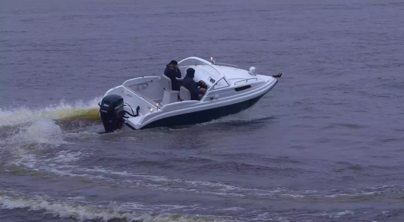 Стеклопластиковый катер Neman-550 с каютой в Тольятти